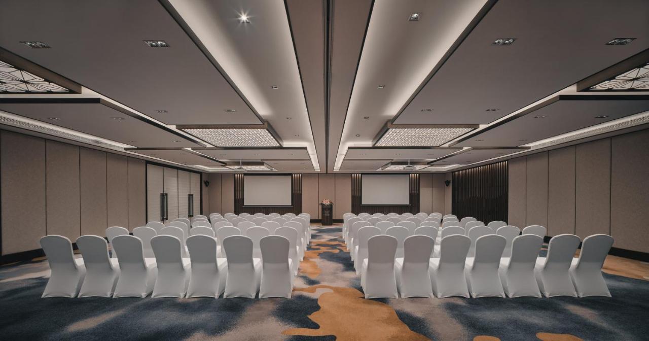 Hualuxe Kunshan Huaqiao By Ihg - F1 Racing Preferred Hotel Exterior photo