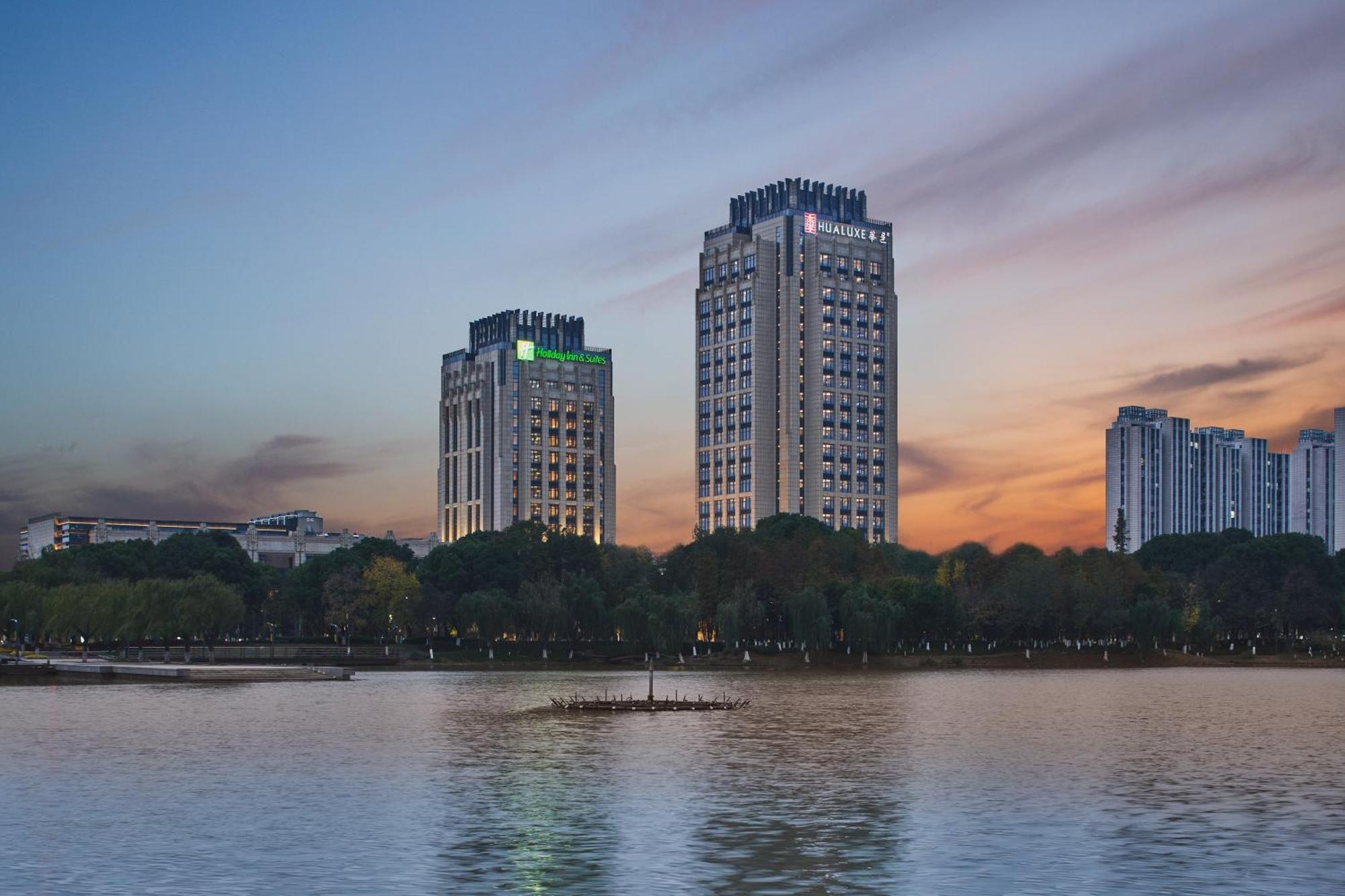 Hualuxe Kunshan Huaqiao By Ihg - F1 Racing Preferred Hotel Exterior photo